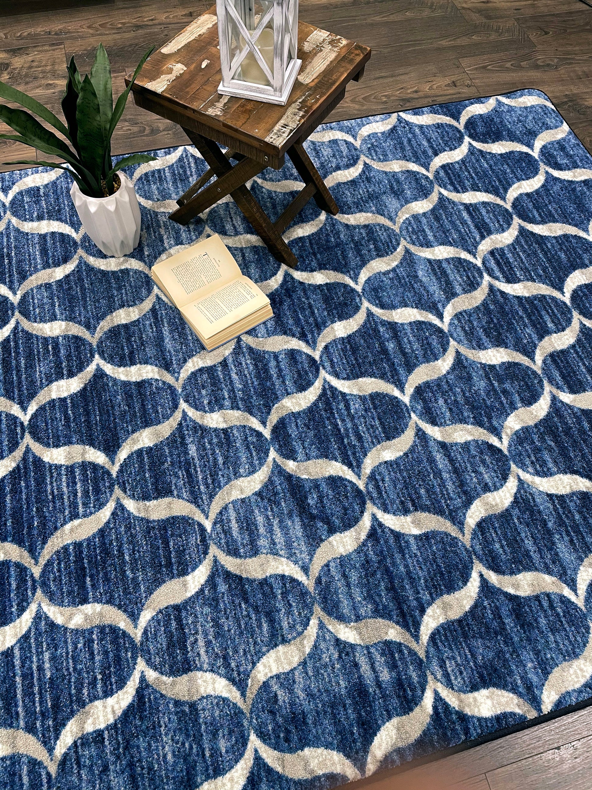 Lattice Rug – Blue – room setting