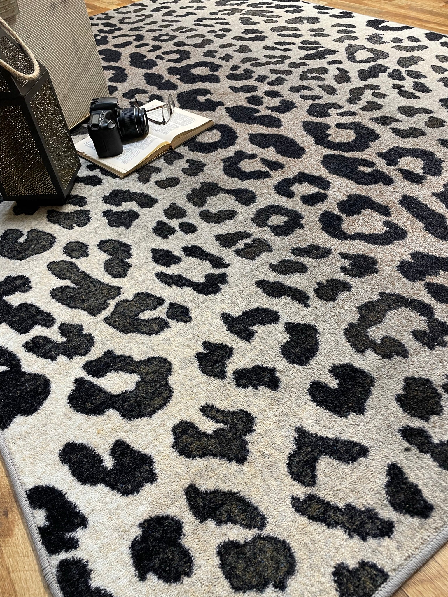 Emery Snow Leopard Rug – Silver – lifestyle
