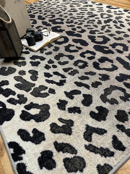 Mafaldi Snow Leopard Rug – Silver – lifestyle