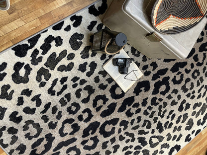 Mafaldi Snow Leopard Rug – Silver – room setting
